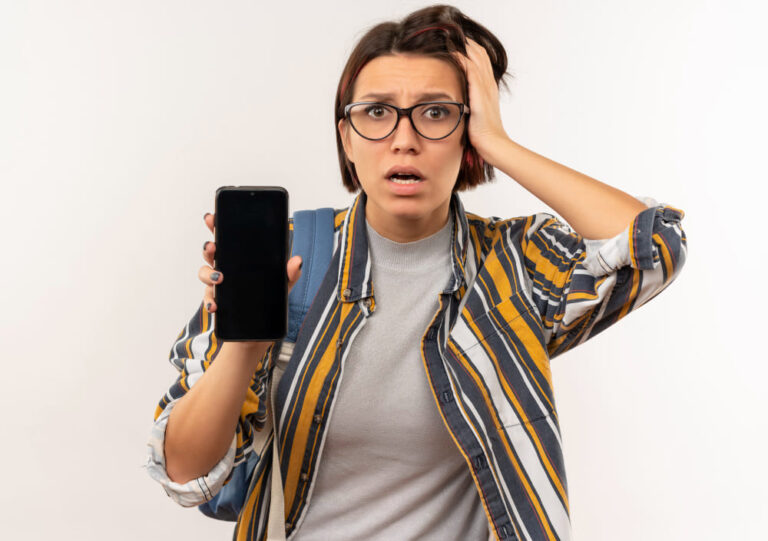 chica-joven-estudiante-ansiosa-gafas-bolso-trasero-mostrando-telefono-movil-poniendo-mano-cabeza-aislada-blanco (1)