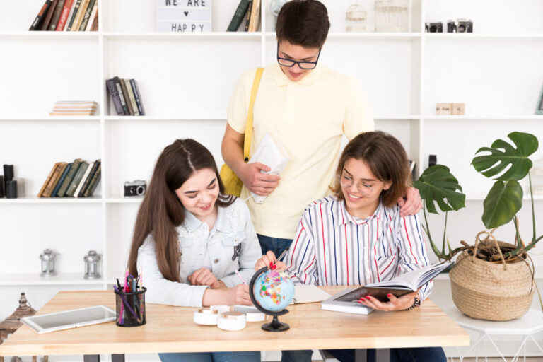 estudiantes-haciendo-tarea-juntos (1)