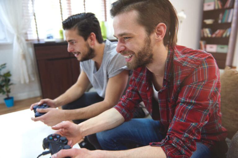 hombres-carinosos-jugando-playstation-sala-estar (1)