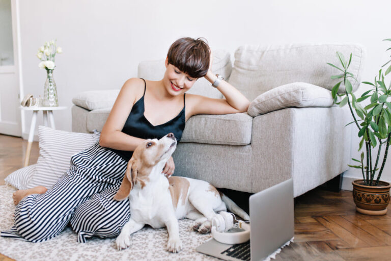 increible-joven-lleva-pantalones-rayas-reloj-pulsera-posando-suelo-mientras-juega-perro-beagle (1)