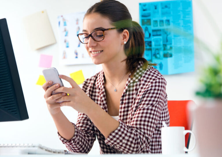 joven-bella-mujer-utilizando-su-telefono-movil-oficina (1)