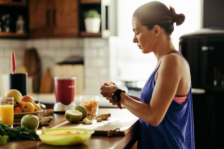 joven-deportista-preparandose-batido-saludable-cortando-fruta-fresca-cocina (1)