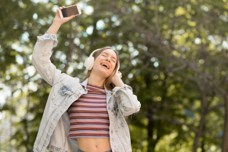 mujer-feliz-escuchando-musica (1)