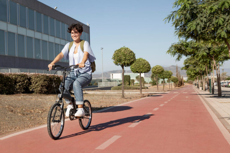 mujer-joven-su-bicicleta-plegable (1)