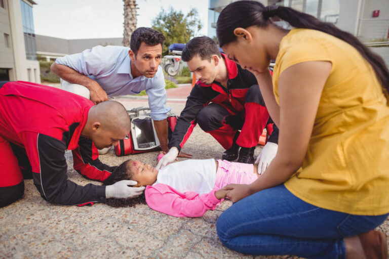 paramedicos-examinando-nina-herida (1)